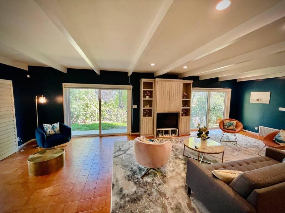 Pacific Dreams At Woodland Hills - 8 Bedroom With Pool & Hot Tub Holiday home