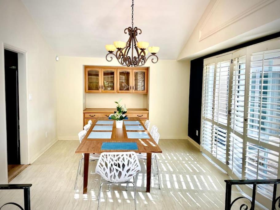 Pacific Dreams At Woodland Hills - 8 Bedroom With Pool & Hot Tub Holiday home *
